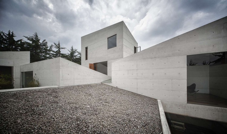 005-cap-house-mmx-studio