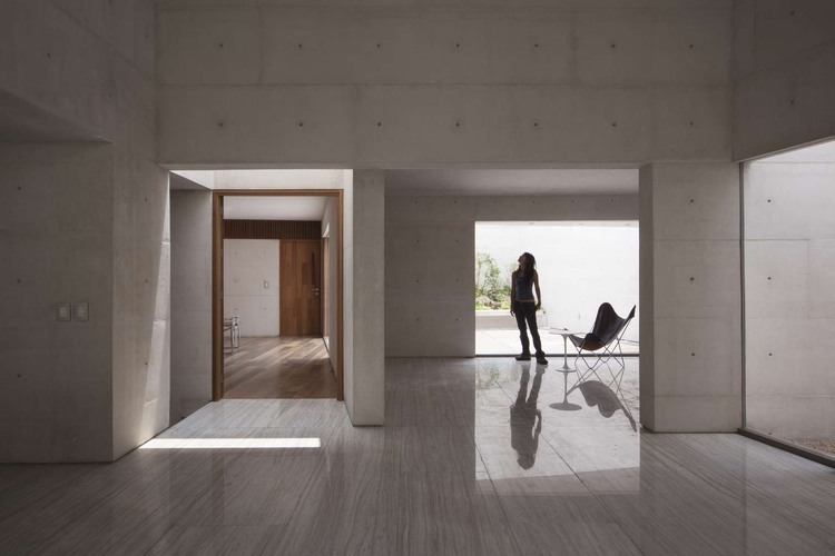 008-cap-house-mmx-studio