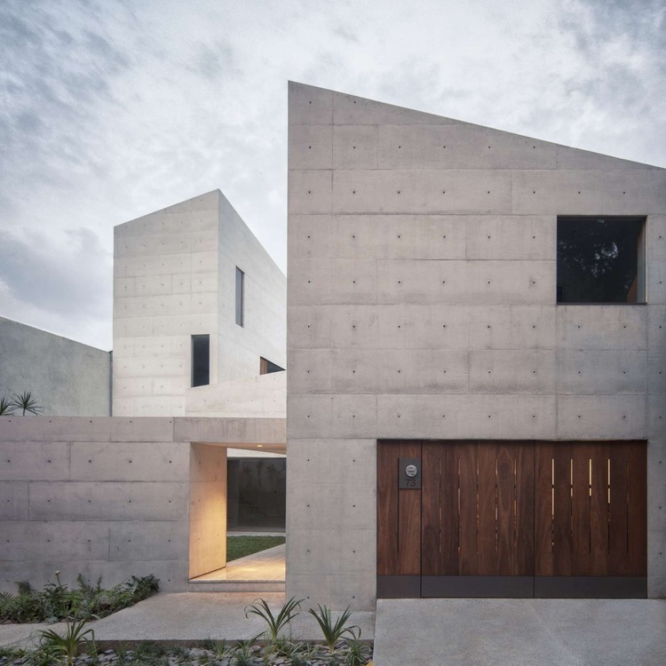 011-cap-house-mmx-studio