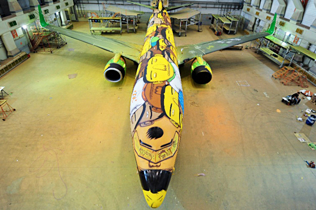 os-gemeos-spray-paint-the-brazillian-national-teams-airplane-01