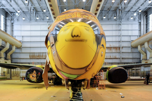 os-gemeos-spray-paints-the-brazillian-national-teams-airplane-2