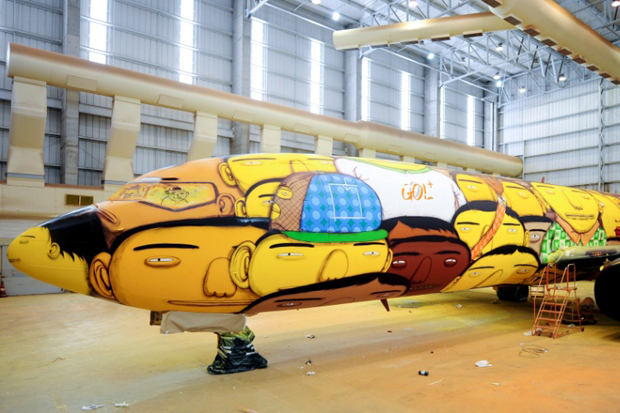 os-gemeos-spray-paints-the-brazillian-national-teams-airplane-3