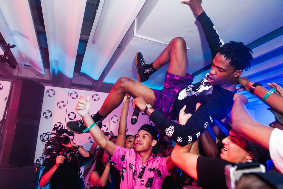 Travis-Scott-crowdsurfing-at-vitaminwater-and-The-FADER-uncapped-9.12