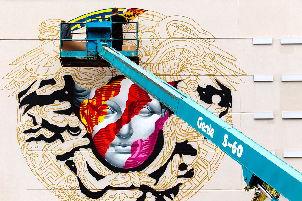 pow-wow-tristan-eaton-versace-medusa-mural-3-960x640