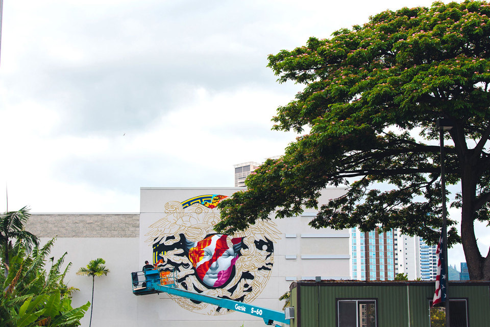 pow-wow-tristan-eaton-versace-medusa-mural-4-960x640