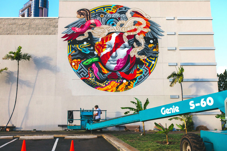 pow-wow-tristan-eaton-versace-medusa-mural-8-960x640